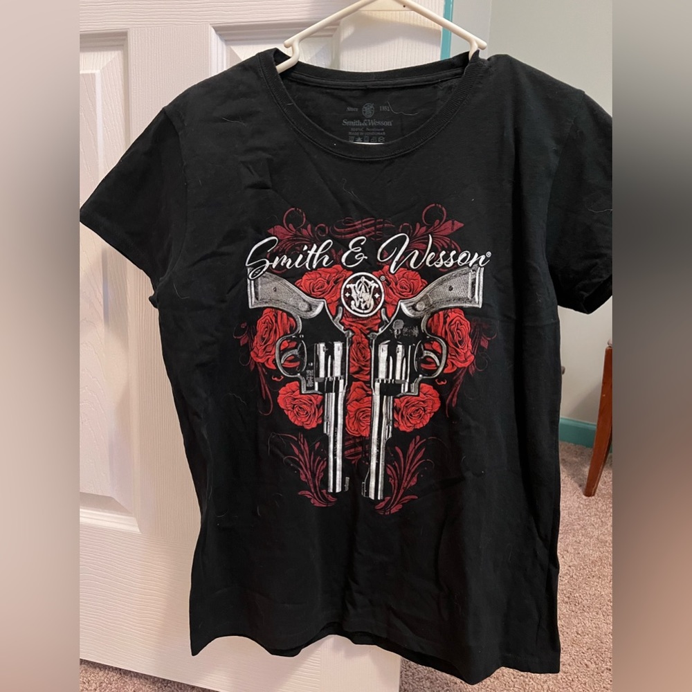 Women’s Preowned Smith & Wesson Black Tee w Guns and Roses